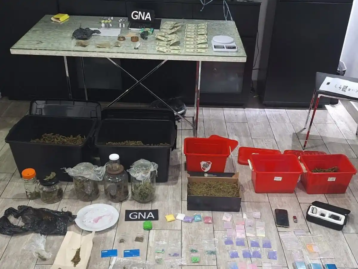 Una pareja detenida por llevar éxtasis, "tusi" y marihuana en el auto