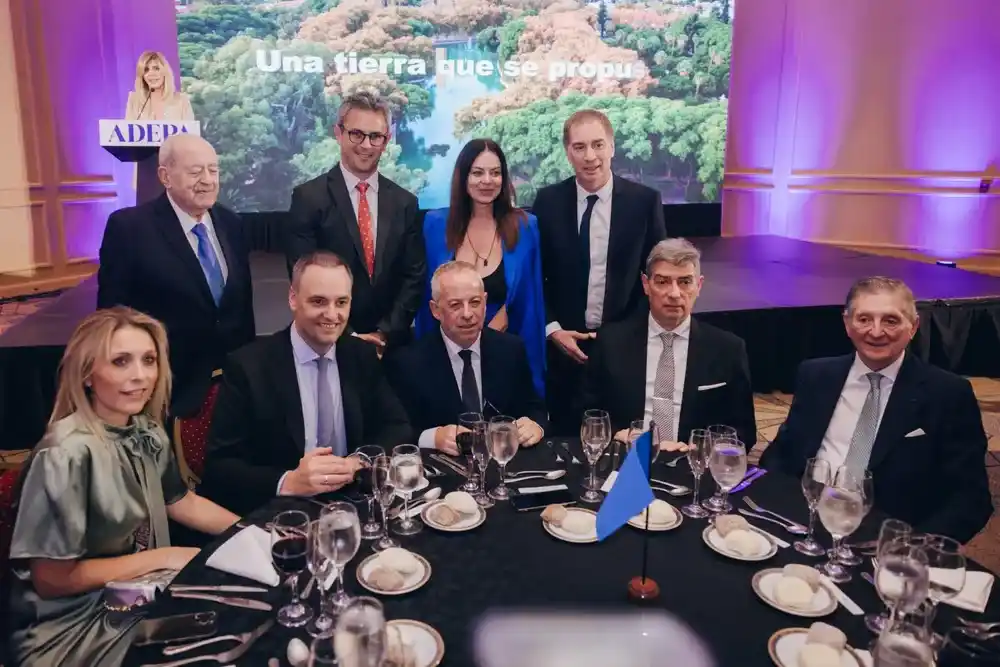 Figuras institucionales en la cena por el 63º aniversario de ADEPA.