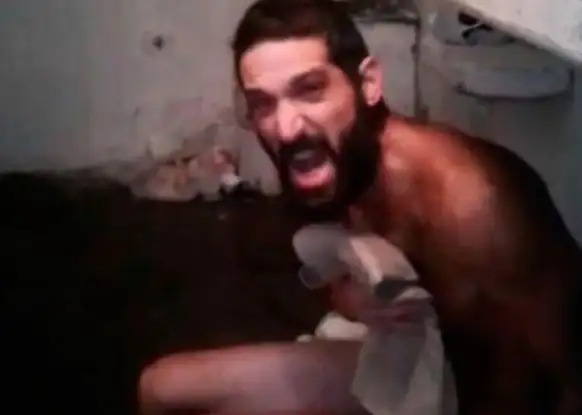 Video: el doble femicida de las turistas israelíes actúa como un gato en la cárcel