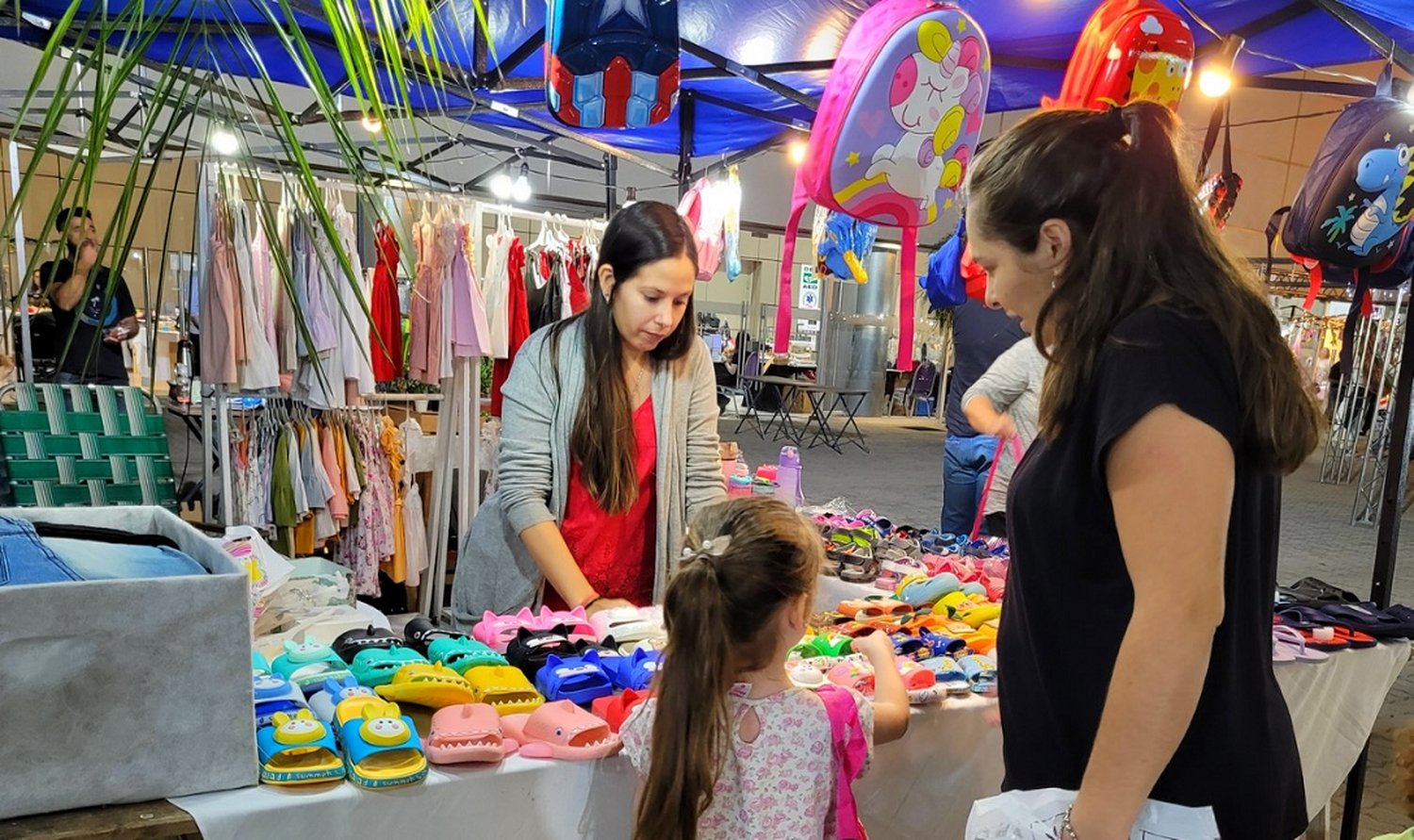 Con promociones especiales y ferias culturales, comenzó la Expo Navidad