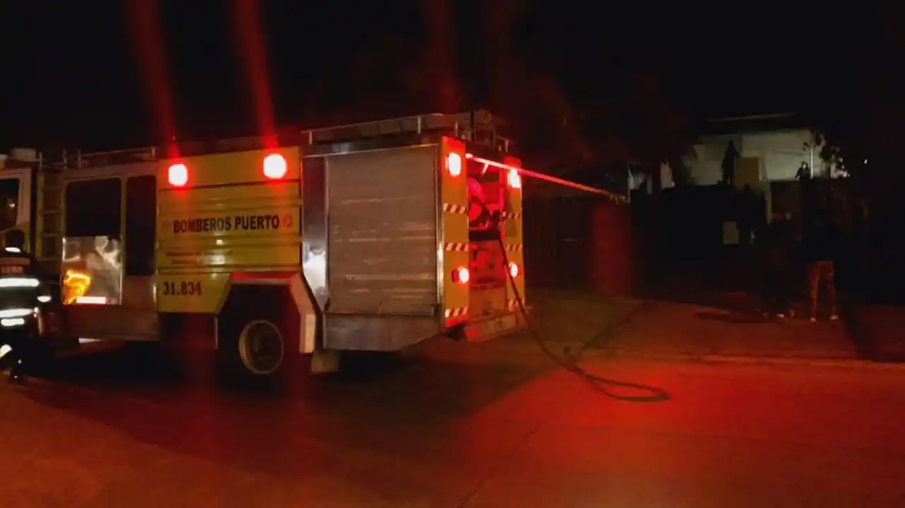 Bomberos trabajaron sobre un incendio en una casa.
