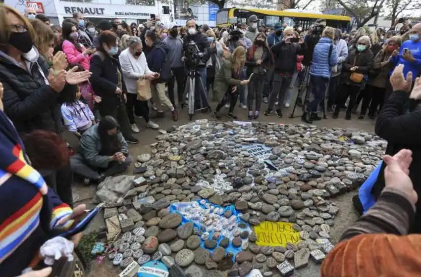 Marcha de las Piedras: emotivo homenaje a los fallecidos por coronavirus en Plaza de Mayo y Olivos