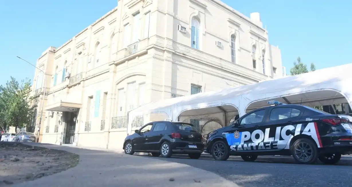 Un policía y un médico se trenzaron a “piñas” en el ingreso al hospital Cullen
