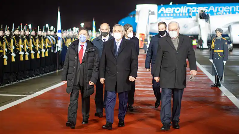 Alberto Fernández arribó a Rusia, donde mañana se reunirá con su par Vladímir Putin