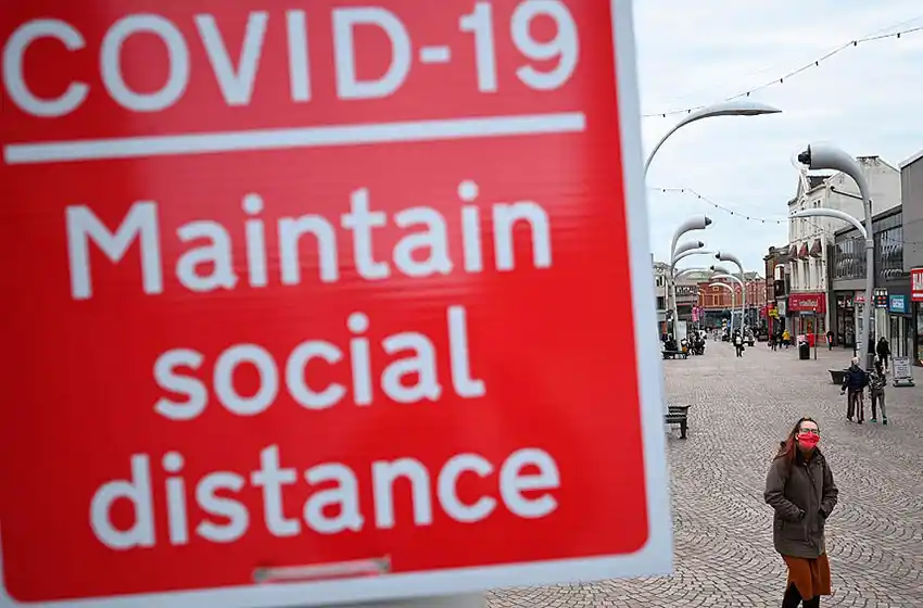 El número de hospitalizados en Inglaterra ya supera el pico de la primera ola