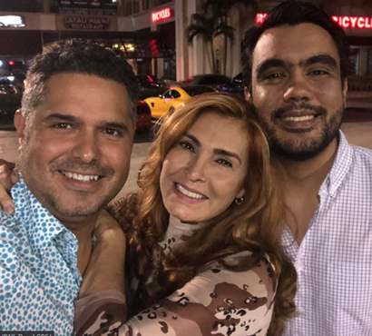 Alba Roversi con su hijo y su esposo. Foto: Instagram