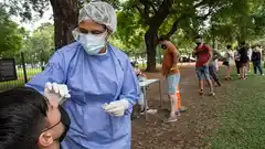 La OMS recomendó aislamientos de 14 días para frenar la circulación del covid