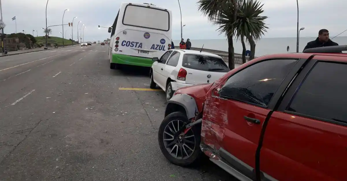 Tras un choque, secuestraron un colectivo y un auto con infracciones