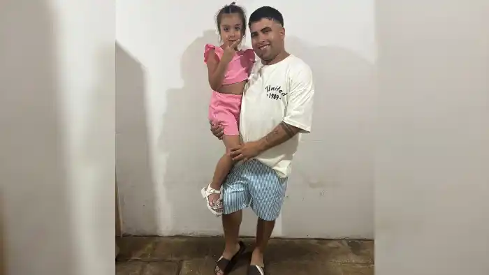 Heber convive con su hija y mujer.