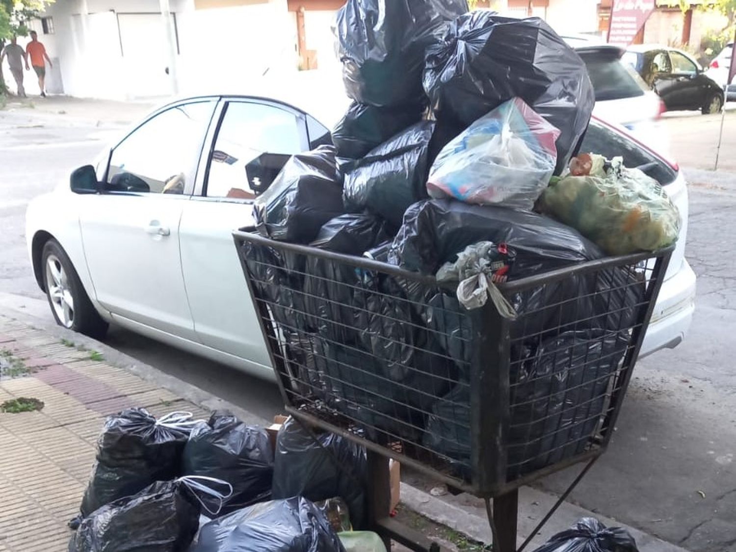 El Municipio contrató a una empresa privada pero los recolectores frenaron los camiones