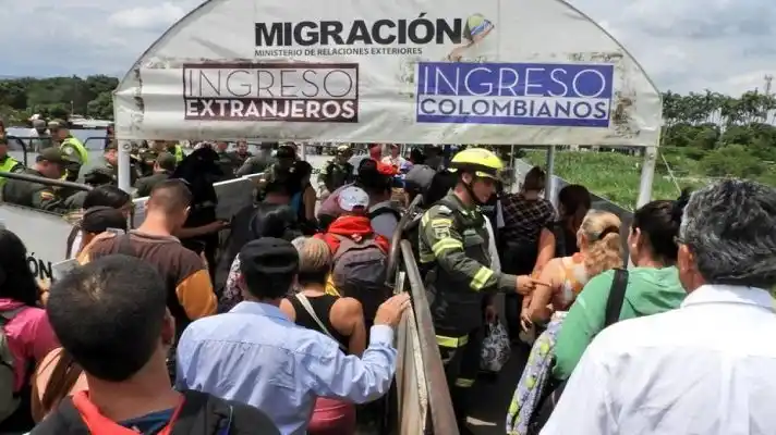 Casi un millón de migrantes venezolanos vive en situación irregular en Colombia