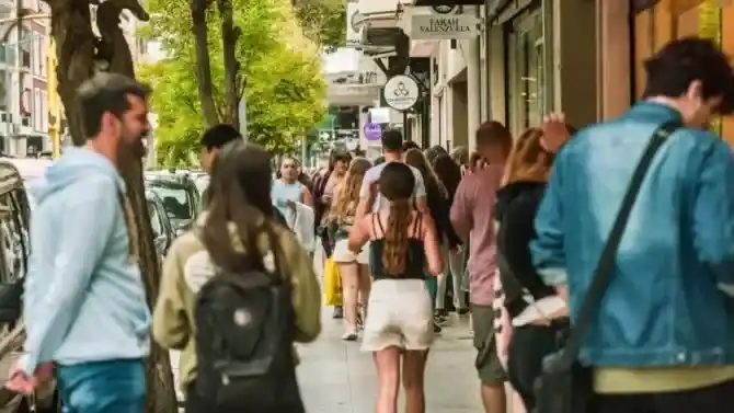 Rivadavia vuelve a ser peatonal por el verano: funcionará de 19 a 2 hasta fines de febrero