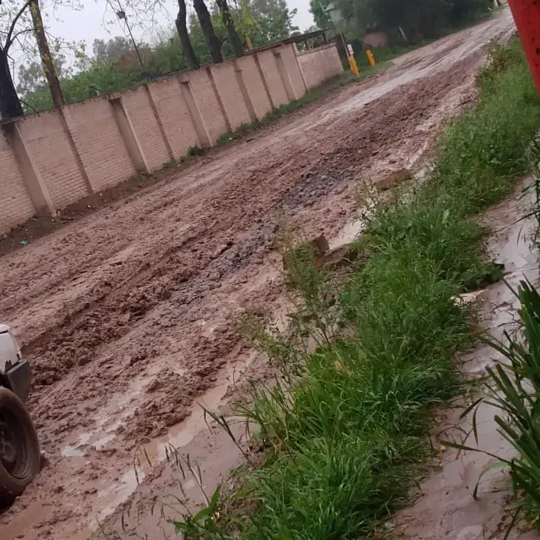 Reclamos por el estado del camino en el barrio La Vieja Granja