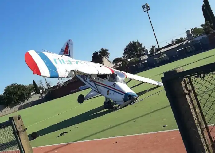 Cayó famosa avioneta de publicidad en la cancha de un club de Burzaco: Por fortuna, nadie salió herido 