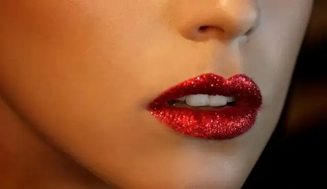 Cómo llevar los labios con glitter