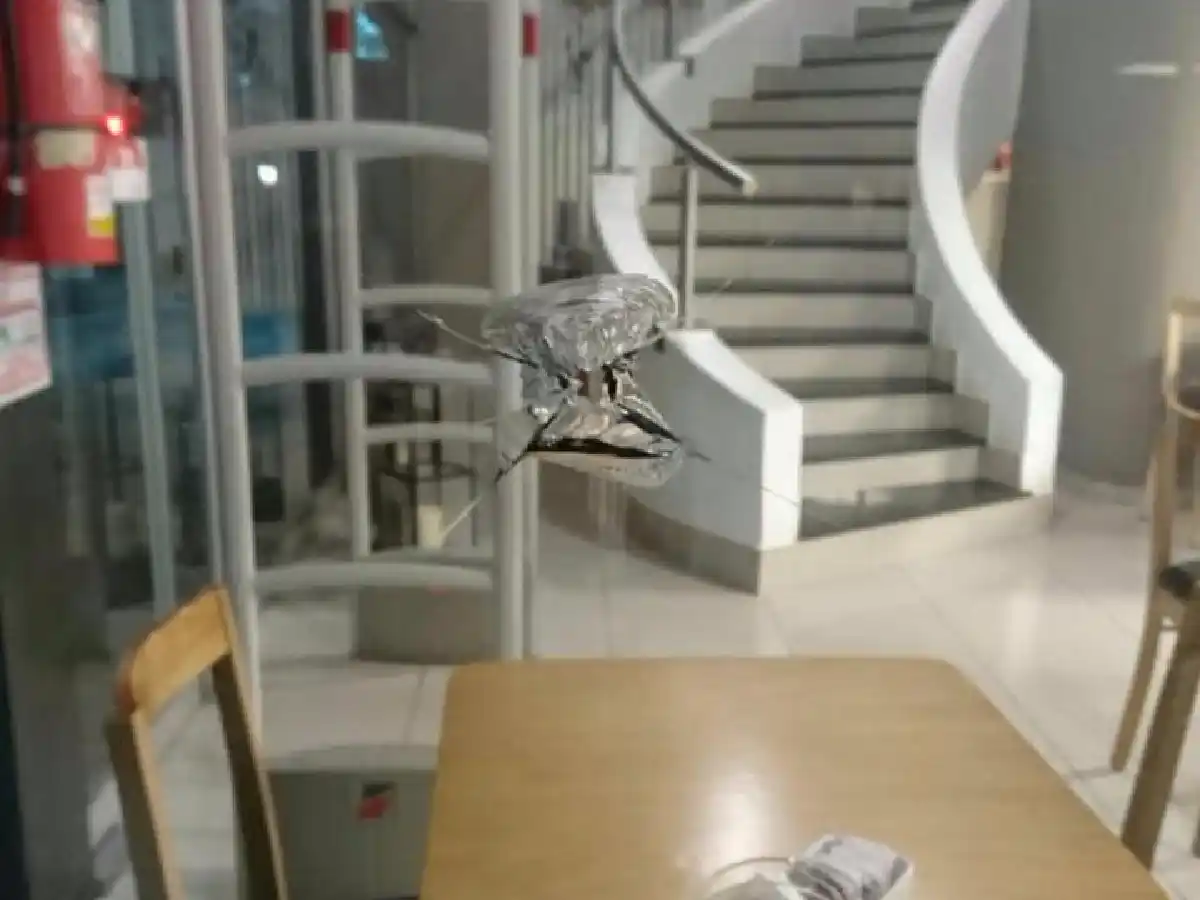 Atacaron a piedrazos la vidriera del local Bonafide