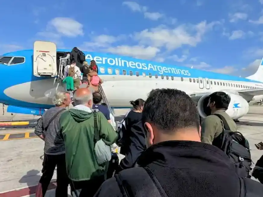 En abril hubo más del doble de argentinos que salieron del país que los extranjeros que llegaron.