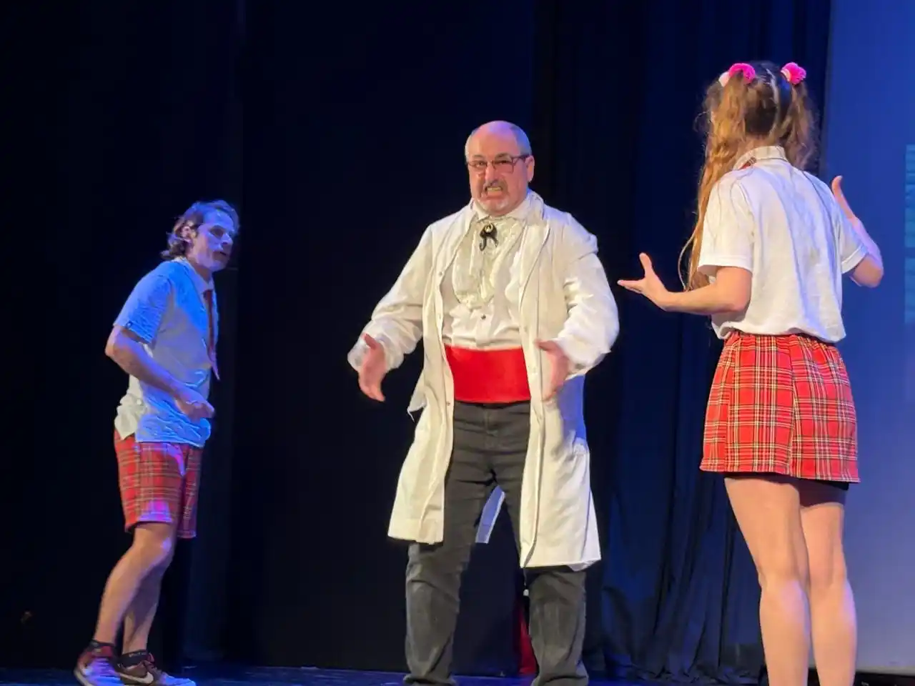 Un Monstruo en la Pantalla. Se presenta en el Teatro Nihuil