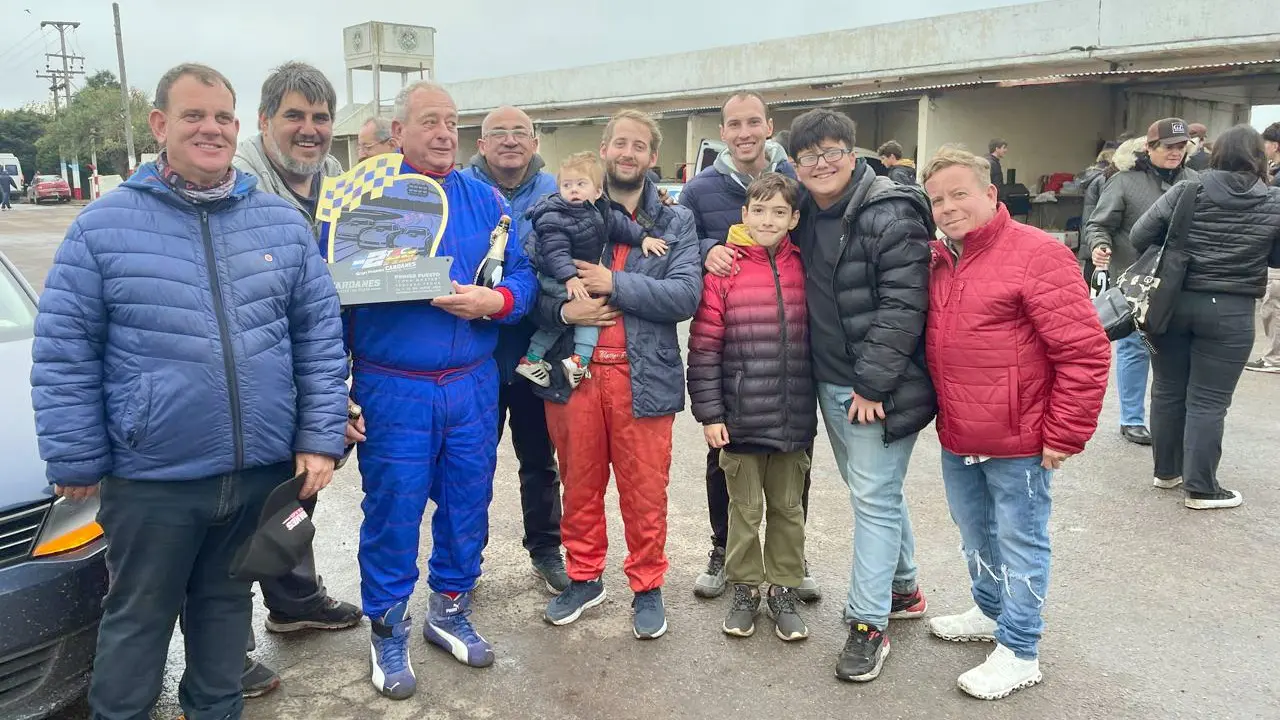 Con trofeo. Miguel Islas compartió todo con Matías Baños y recibió un presente de las Dos Horas del TSC