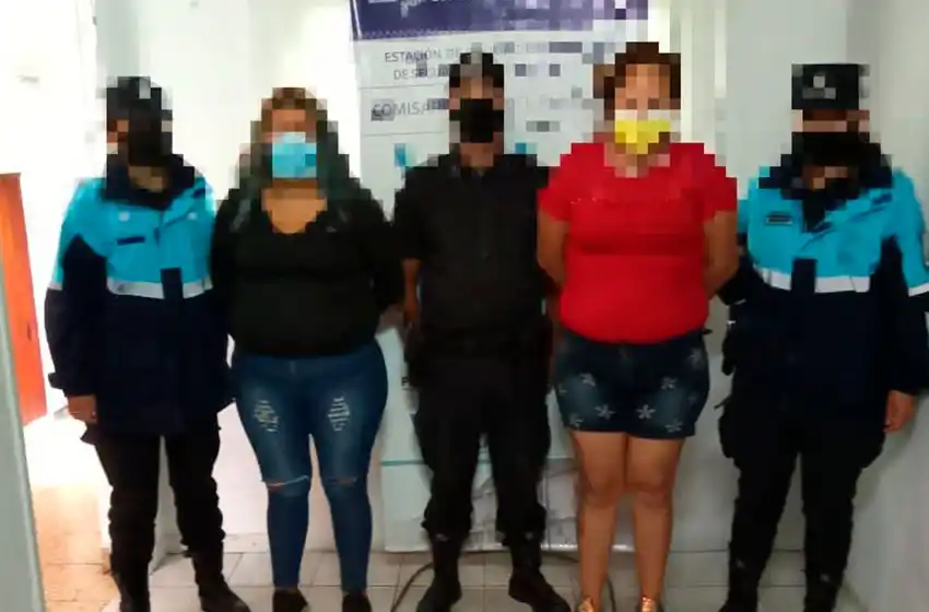 Atrapan a dos mujeres robando celulares en Playa Grande