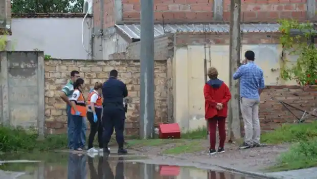 Murió ahogado en la piscina de la casa que intentaba robar