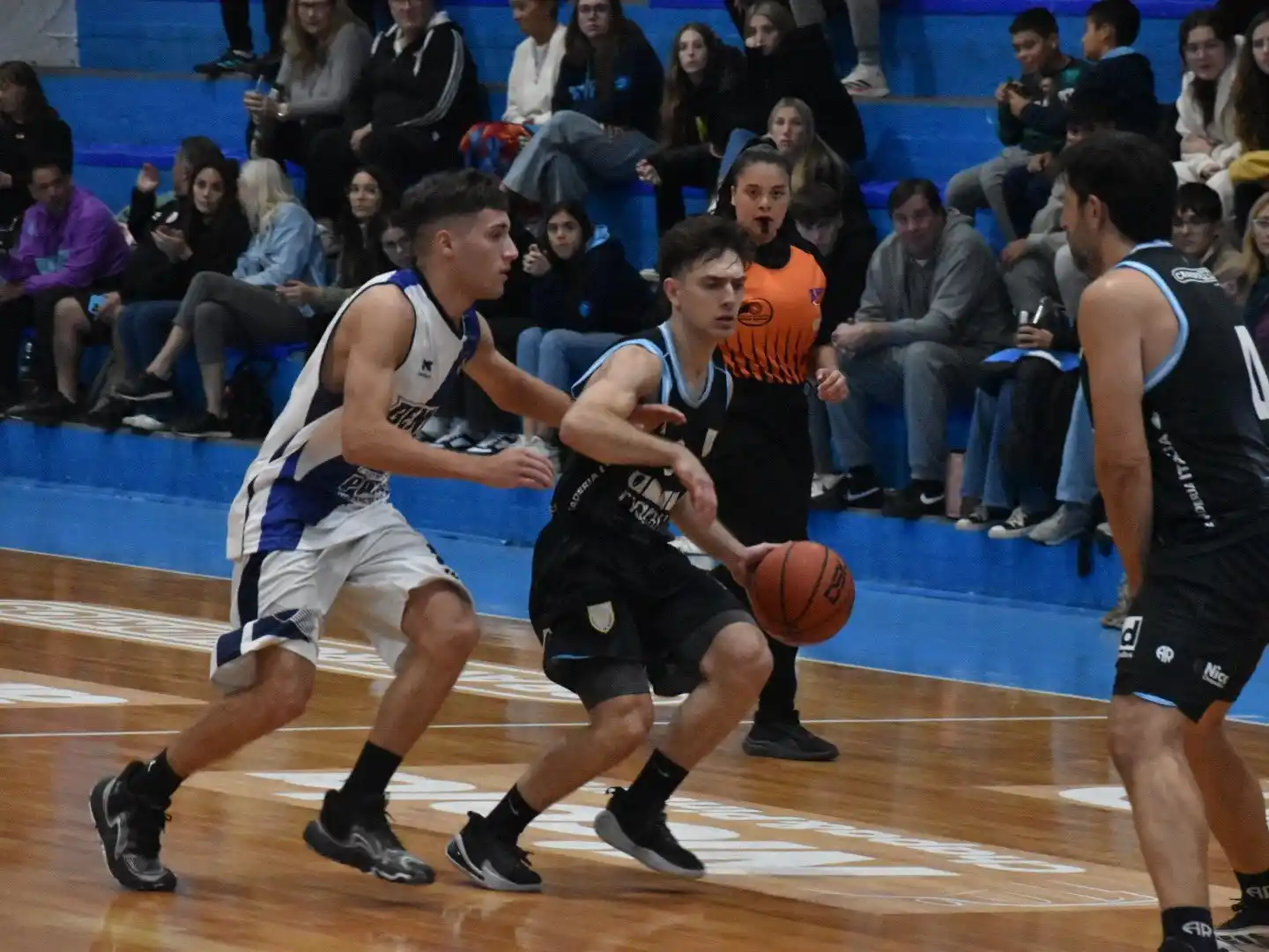 El equipo de Claudio Requejo ganó por 81 a 66 y sumó su cuarto triunfo al hilo. Foto: Prensa AR