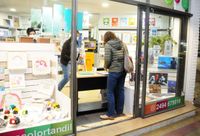 Los comerciantes ahora podrán atender a los clientes en el interior de sus locales