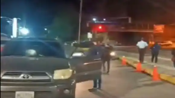 LLUVIA DE PIEDRAS sueltan bandidos en el kilómetro 1 de la carretera Panamericana este #03Dic