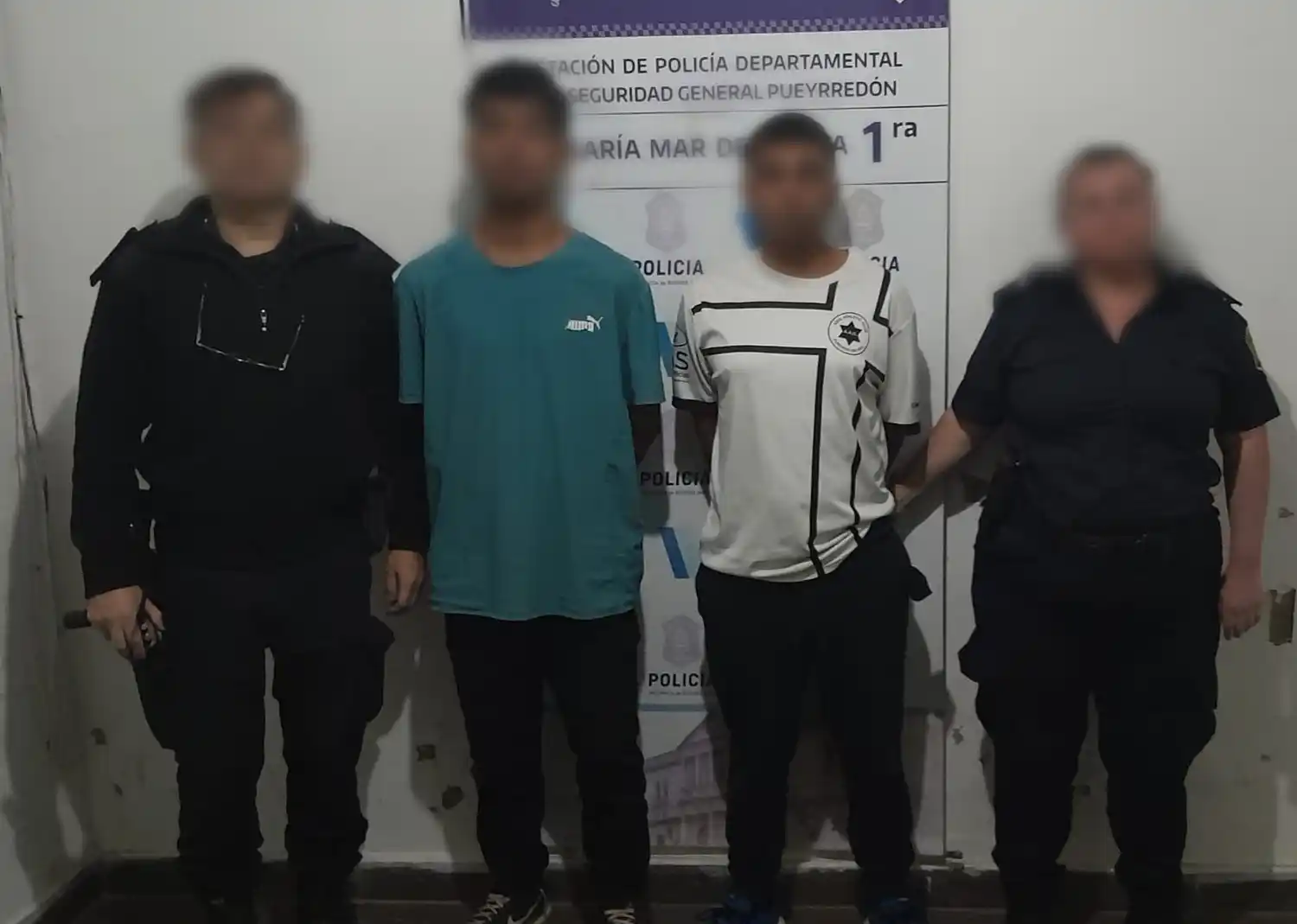 Al ser identificados, ambos adoptaron una actitud hostil y agresiva hacia el personal policial.