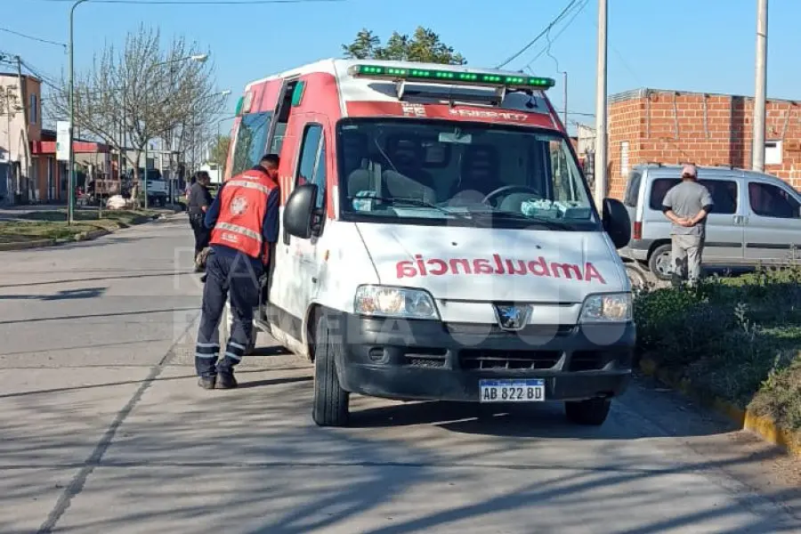 Otro choque en barrio Mora: impactaron un moto y un utilitario