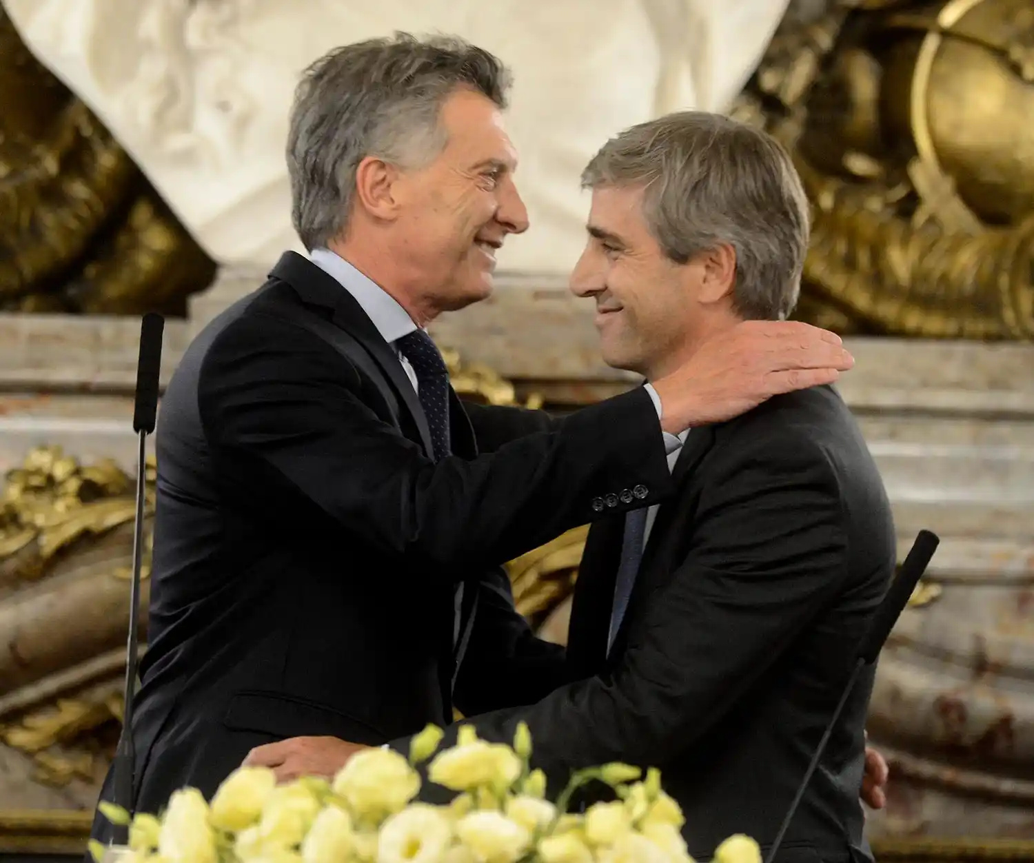 Macri y Caputo, en otros tiempos, cuando el economista era parte de la gestión que hoy cuestiona.