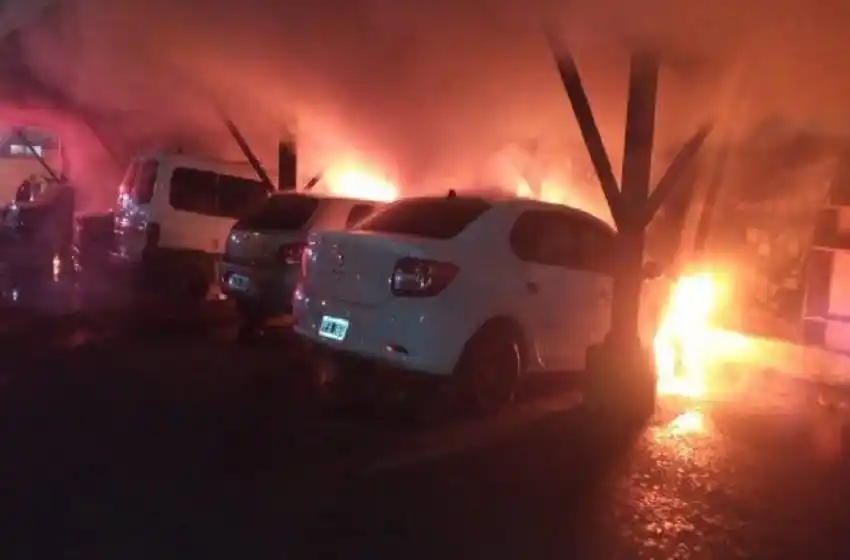 Incendiaron siete autos que estaban en un estacionamiento de barrio Las Heras