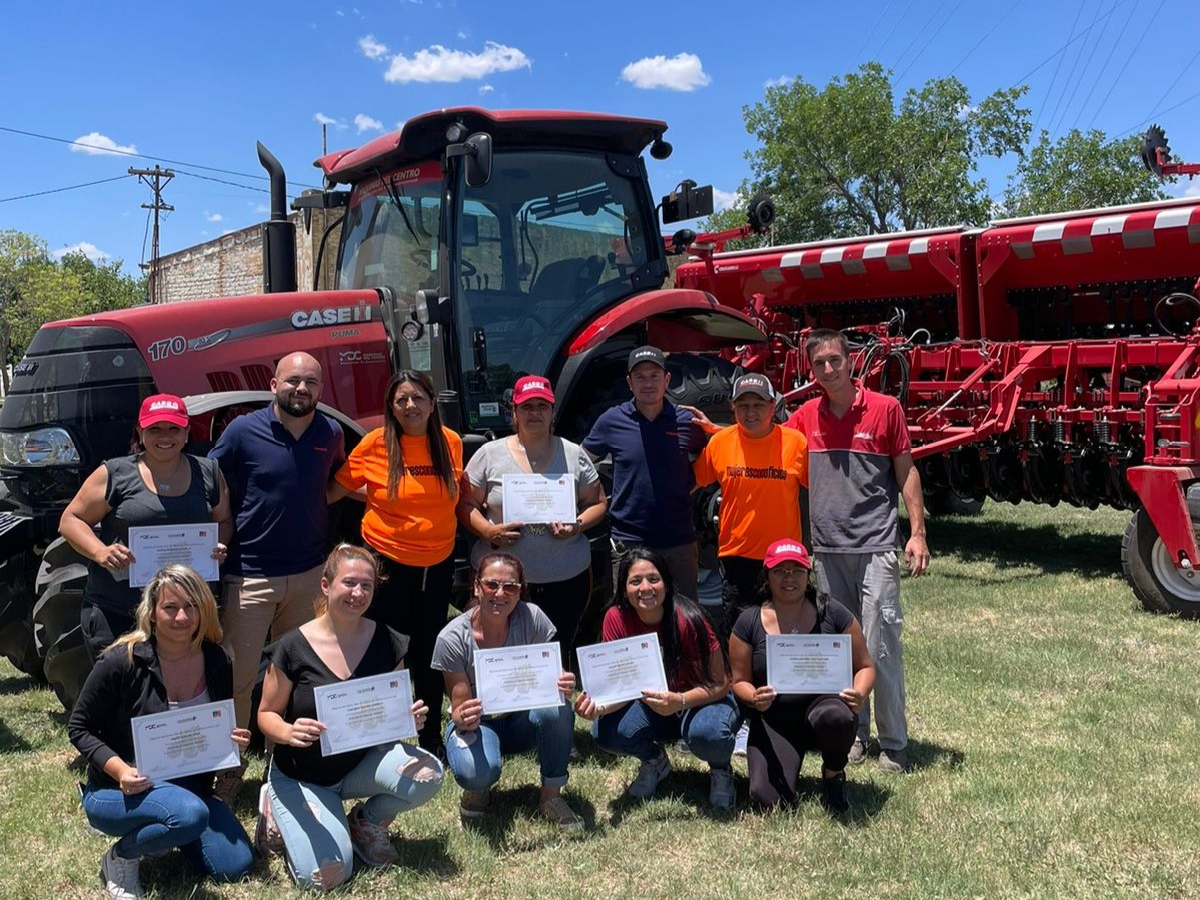 Mujeres al volante, pero de un tractor     