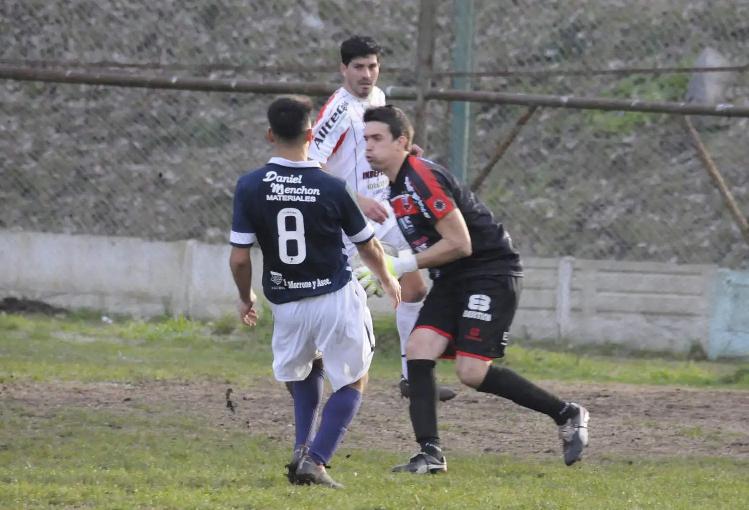 La lluvia no dio tregua y el fútbol vuelve a sufrirlo