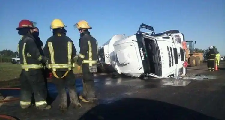 Vuelco del camión: Bomberos continúa trabajando en el lugar