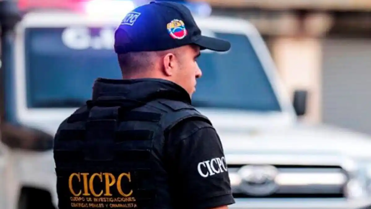 Esperó a que saliera de la fiesta y la siguió para abusar de ella