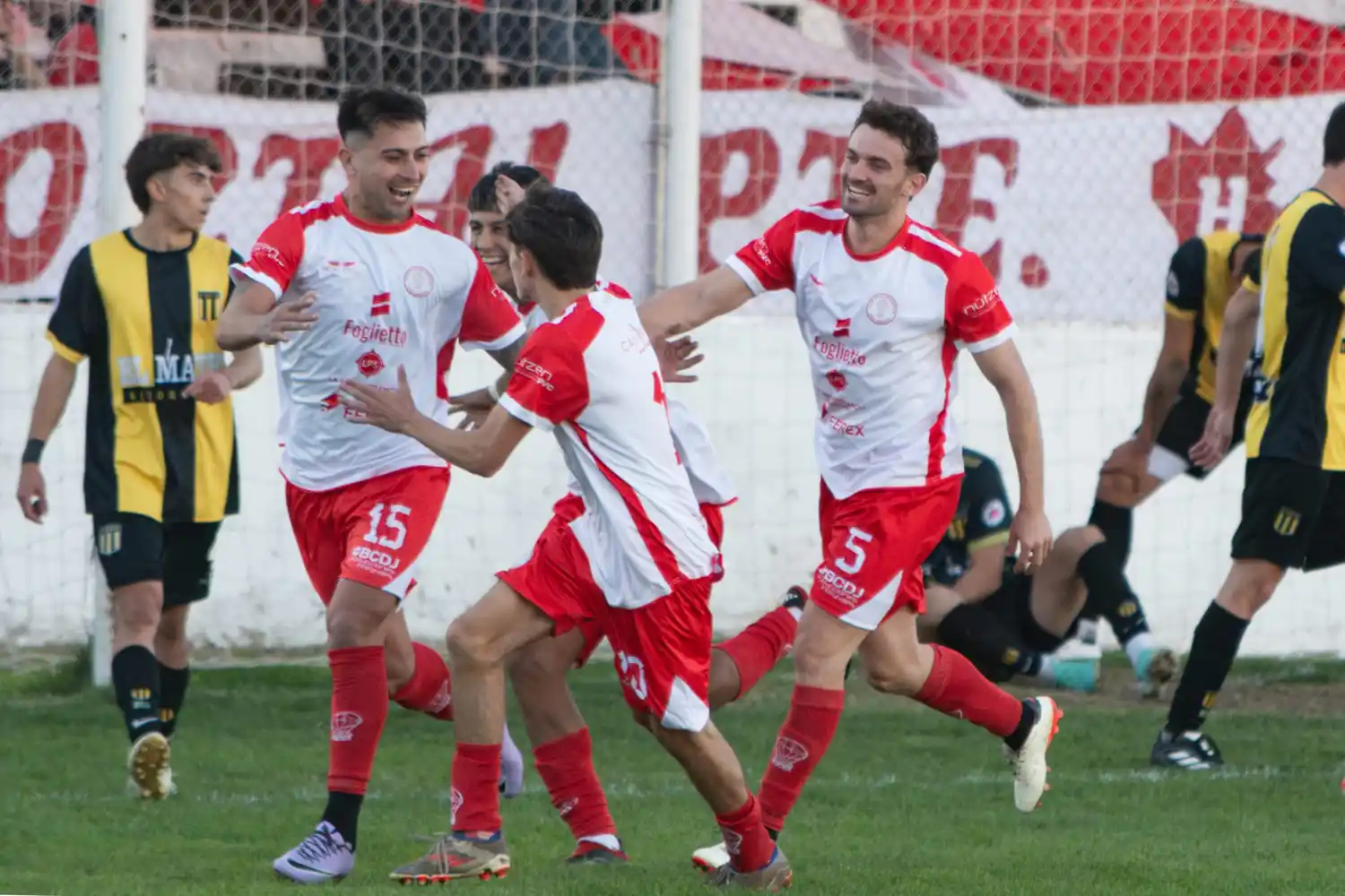 Huracán goleó en el clásico ante El Nacional