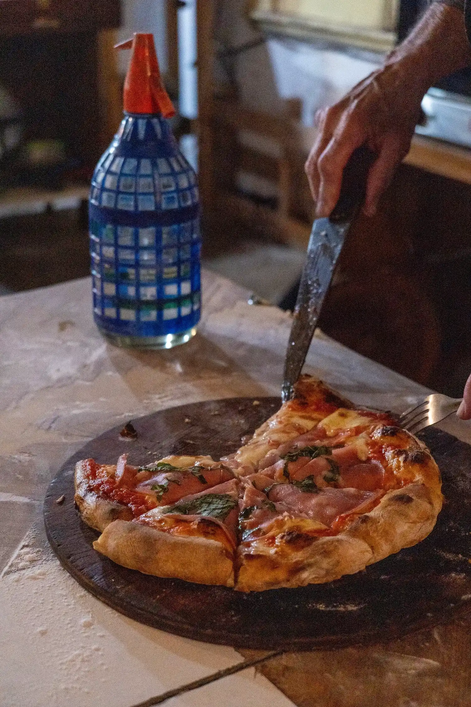 "Marito" Orsolini corta una pizza en Il Forno.