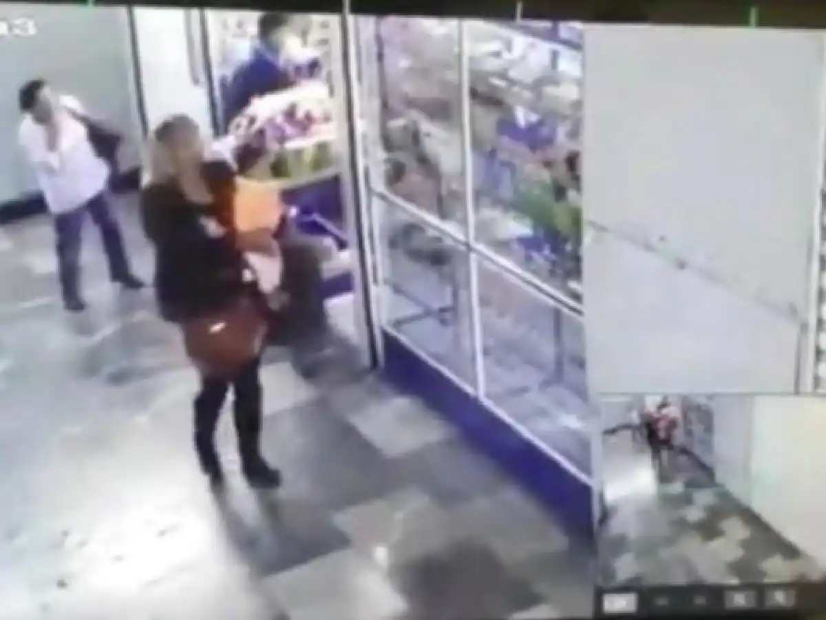 El impactante video del robo de un bebé