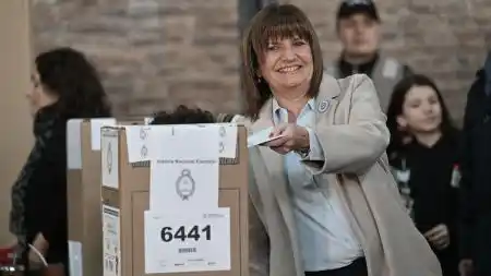 Patricia Bullrich, ministra de Seguridad Nacional, emitió su voto en La Rural.
