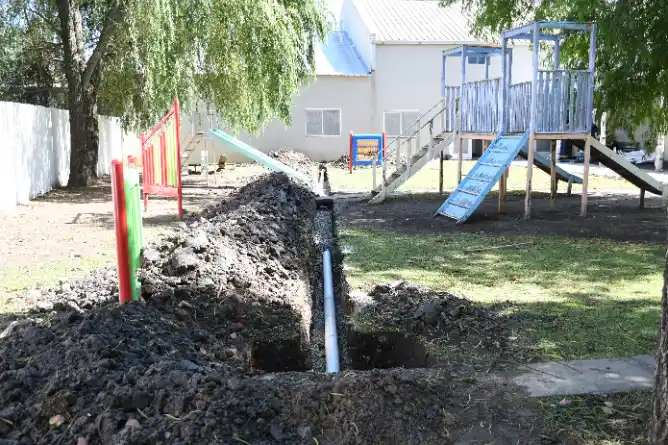 Avanzan trabajos de mantenimiento y puesta en valor en escuelas y espacios públicos durante el receso escolar