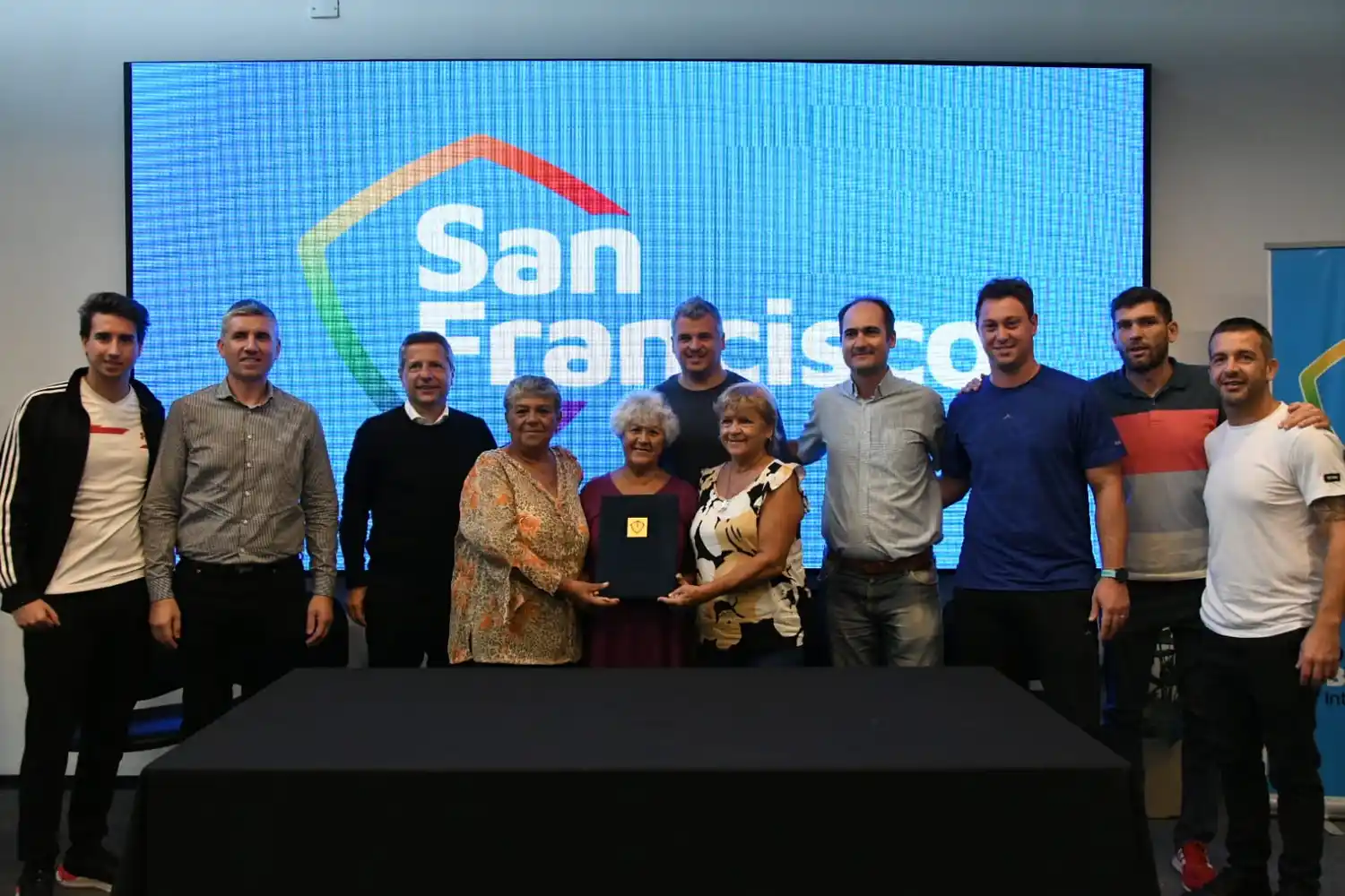 Autoridades municipales, del club San Isidro y profesores e integrantes del Consejo Municipal del Adulto Mayor participaron de la firma del convenio