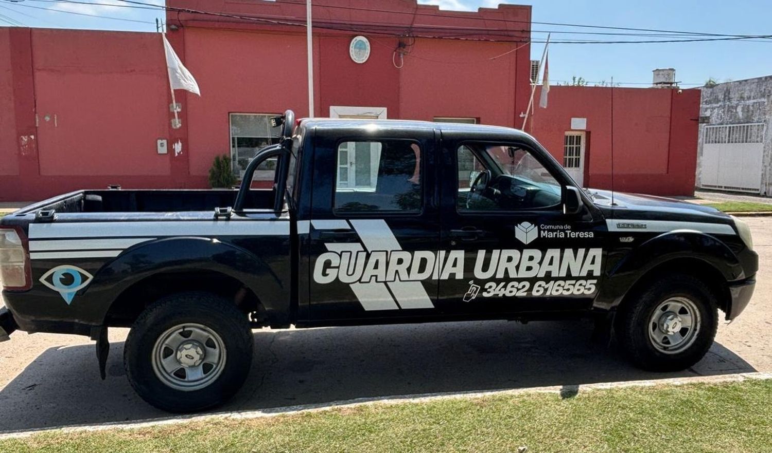 El vehículo de la Guardia Urbana recorrer diariamente las calles de la localidad.