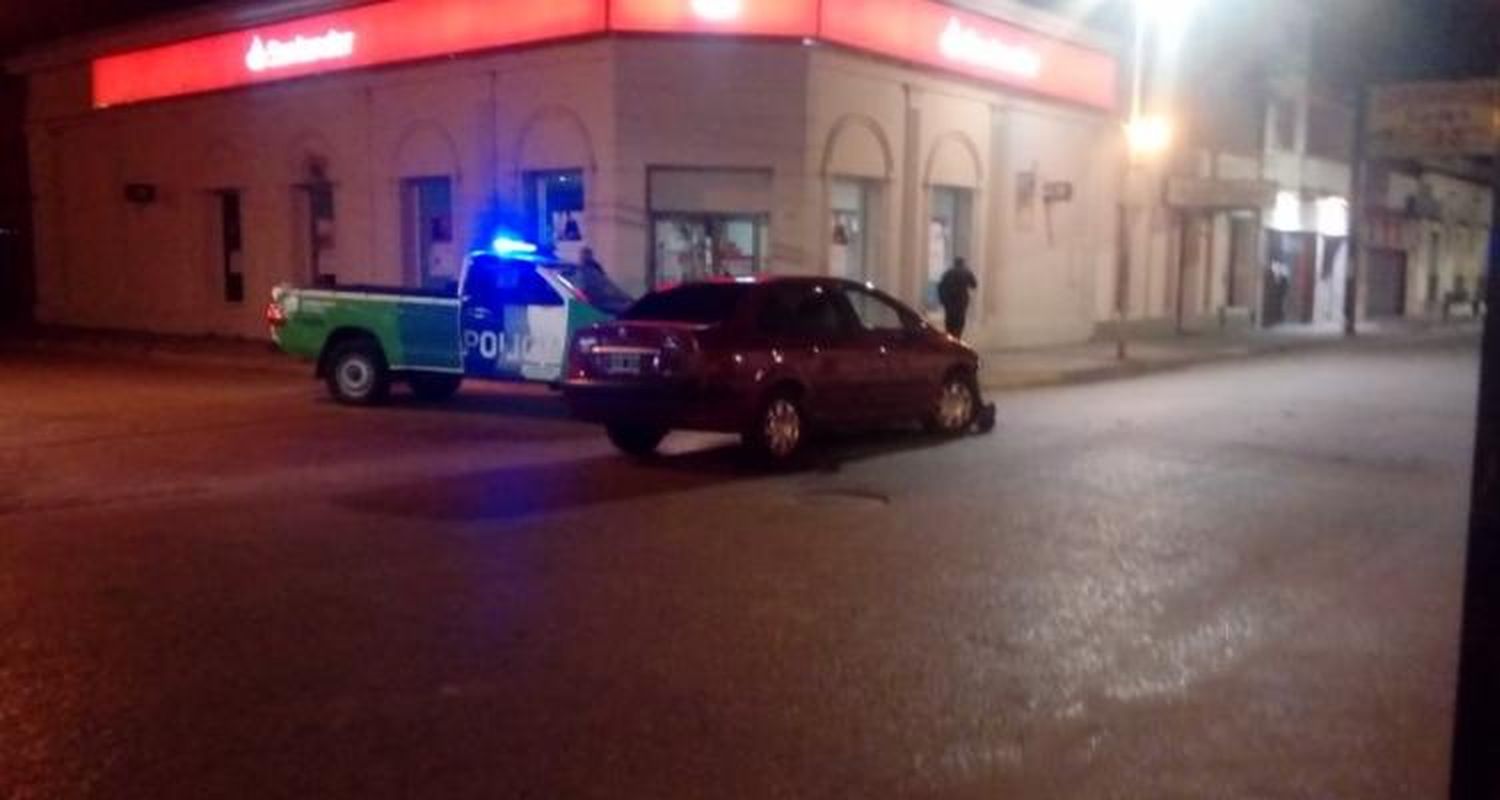 Motociclista impactó contra un auto en el centro y fue asistido en el Hospital