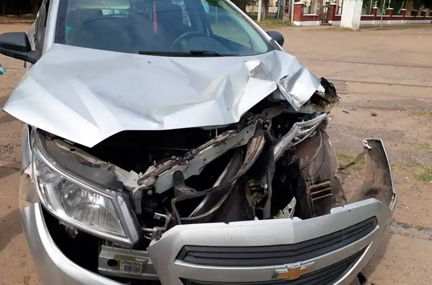 Una madre y sus dos hijos se salvaron de milagro en un choque en cadena con un tren