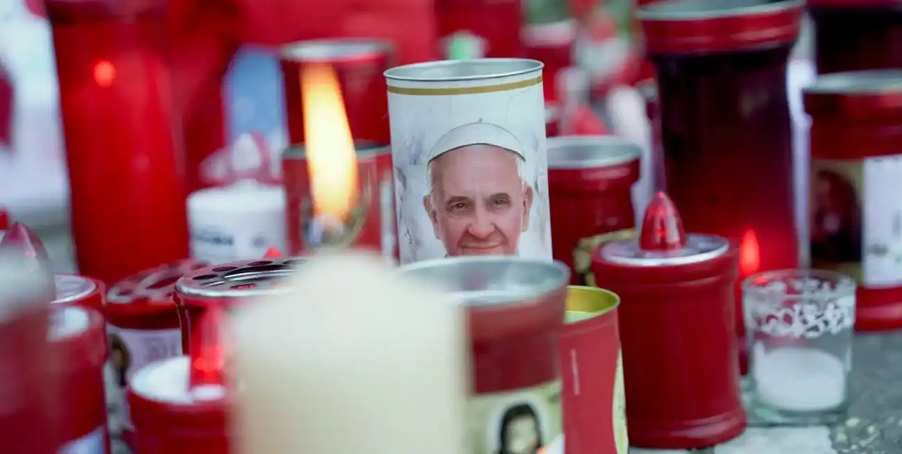 Continúan los rezos por Francisco frente al hospital Gemelli. Crédito: Leonardo Benassatto/Reuters