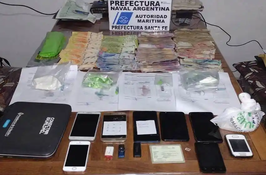 Detuvieron a dos personas con drogas y dinero en efectivo tras allanamientos