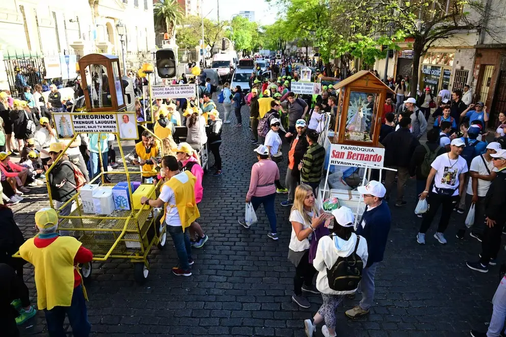 Miles de fieles se congregan en Luján