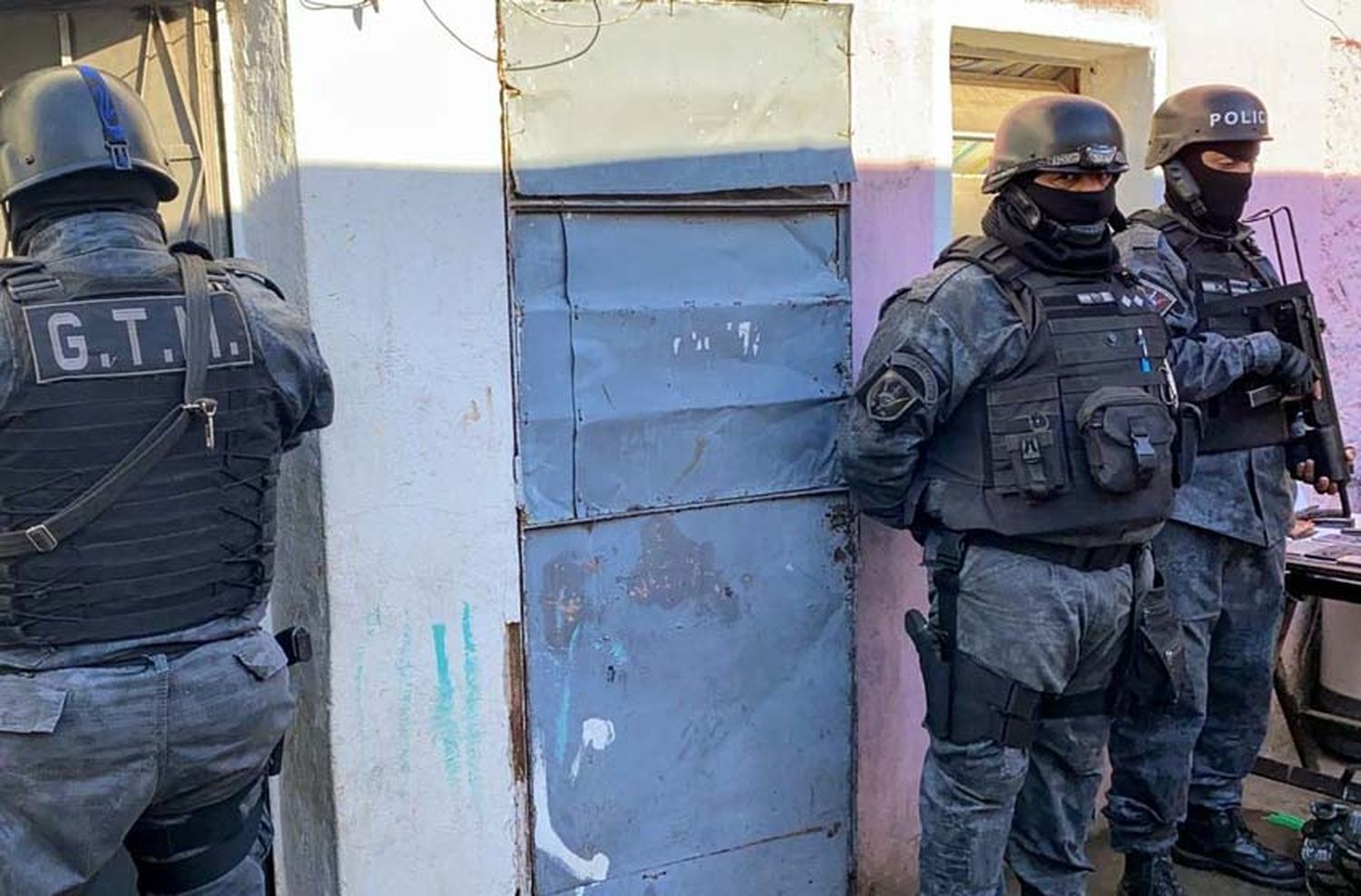 Múltiples allanamientos en zona oeste por balaceras y homicidios: cinco detenidos y armas secuestradas