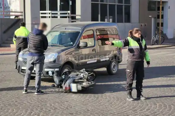 Tránsito interrumpido en pleno centro: chocaron una Kangoo y un joven delivery en moto